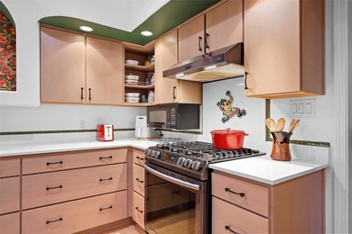 Professionals! Empty-nesters! Age in place-ers! Lock and leave! - photo 17