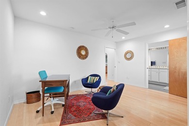 Professionals! Empty-nesters! Age in place-ers! Lock and leave! - photo 32