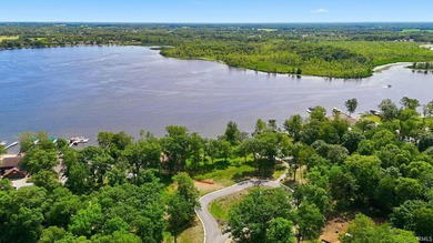 Premier lakefront building site now available at The Oaks. Lot 4 - photo 1