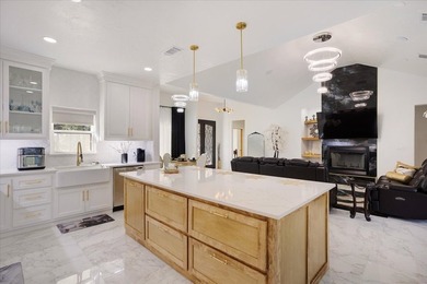 Welcome to country living, where modern-chic meets custom design - photo 11
