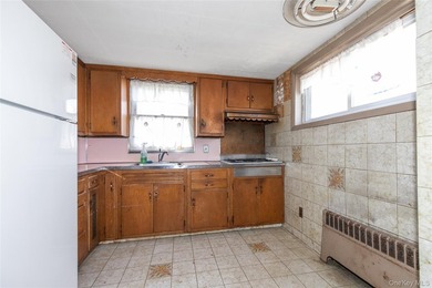 GREAT NECK RARE FIND! LEGAL 2 - FAMILY RESIDENCE located on a - photo 18