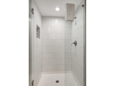 Perfectly positioned in Observation Point, this fully furnished - photo 23