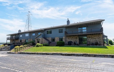 Welcome to Stroebe Island living! This spacious 2-bedroom - photo 1