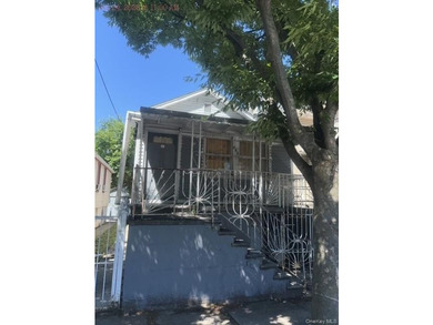 Two-family home in need of total rehab. Detached property - photo 2