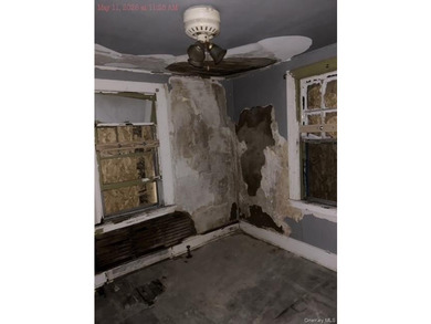 Two-family home in need of total rehab. Detached property - photo 9
