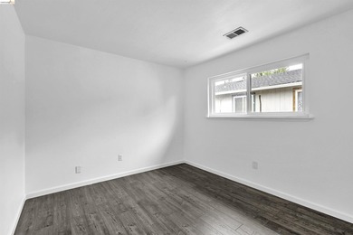Beautiful townhouse-style, two-story condo featuring 2 bedrooms - photo 19