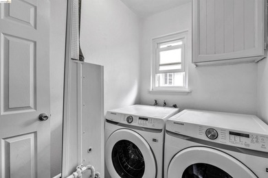 Beautiful townhouse-style, two-story condo featuring 2 bedrooms - photo 23