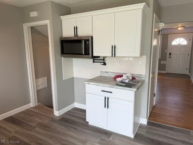 Beautiful 3 bedroom, 2 bath ranch, completely remodeled, kitchen - photo 3
