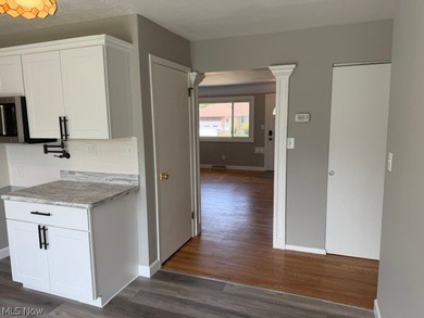 Beautiful 3 bedroom, 2 bath ranch, completely remodeled, kitchen - photo 5