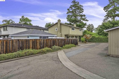 Beautiful townhouse-style, two-story condo featuring 2 bedrooms - photo 30