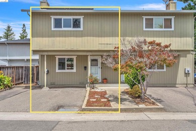 Beautiful townhouse-style, two-story condo featuring 2 bedrooms - photo 32