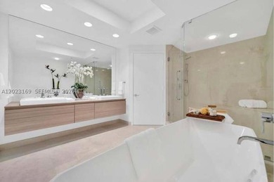 GORGEOUS CORNER 3 BEDROOM RESIDENCE WITH PANORAMIC WATER - photo 9