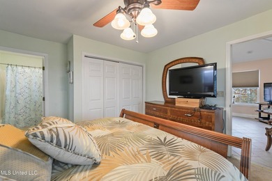 Waterfront living at its best! This well-maintained, fully - photo 12