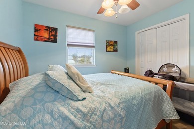 Waterfront living at its best! This well-maintained, fully - photo 15