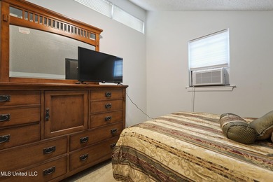 Waterfront living at its best! This well-maintained, fully - photo 17