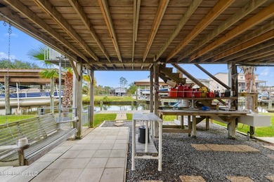 Waterfront living at its best! This well-maintained, fully - photo 21