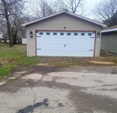 Located near Lake Winnebago with water views, this ranch - photo 3