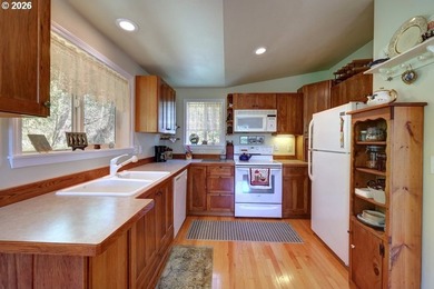 Secluded yet close to the Beach! Bright, light and airy two - photo 16