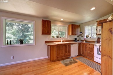 Secluded yet close to the Beach! Bright, light and airy two - photo 17