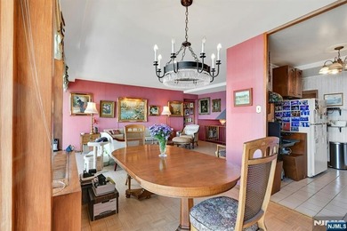 Beautiful two bedroom one bath upsplit bi-level apartment with - photo 10