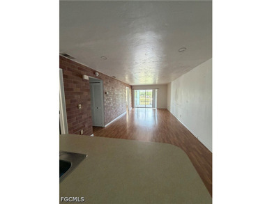 Beautiful 2-bedroom, 2-bathroom second-floor condo conveniently - photo 6