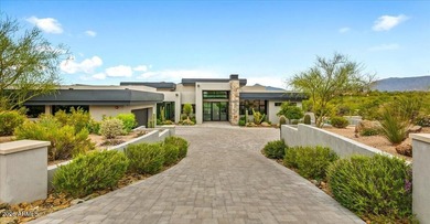 This clean-line contemporary residence is set on a private 1 - photo 1