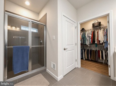 Gorgeous Leyland Park Rambler w/loft is move-in ready for you! - photo 36