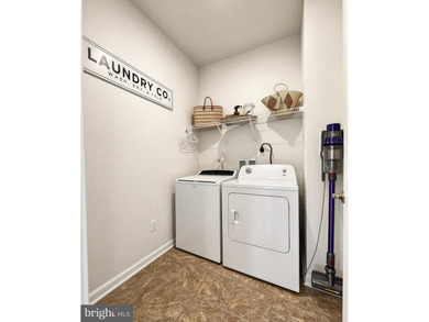 Gorgeous Leyland Park Rambler w/loft is move-in ready for you! - photo 49