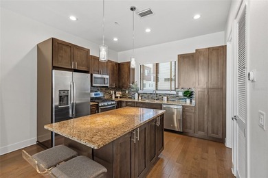 Urban Luxury Meets Modern Convenience in the heart of Downtown - photo 5