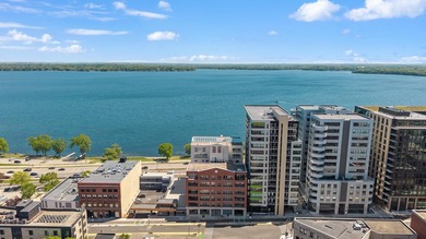 Architect-owned dual-level penthouse offers a serene retreat - photo 4