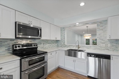 OPEN Sunday 7/19 1-3 PM. Welcome to this end-unit townhome - photo 6
