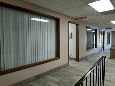 Business condo located on a high traffic road. Condo is - photo 3