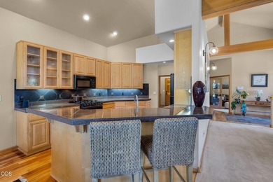 Rare single-level Broken Top townhome ideally located along the - photo 10