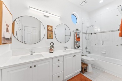Welcome to this stunning courtyard home with 1/1 separate guest - photo 31