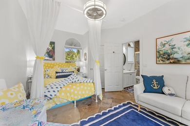 Welcome to this stunning courtyard home with 1/1 separate guest - photo 33
