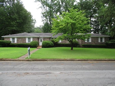 Welcome home to this spacious and well-designed property - photo 1