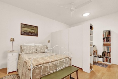 Charming 2BR/ 2 BA (NYC) style bungalow facing a large green - photo 15