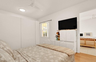 Charming 2BR/ 2 BA (NYC) style bungalow facing a large green - photo 16