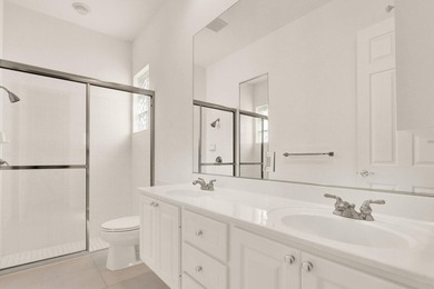 Charming 2BR/ 2 BA (NYC) style bungalow facing a large green - photo 17