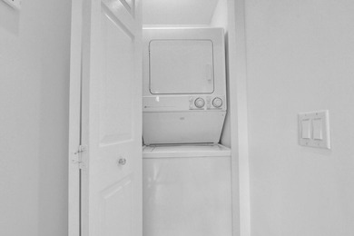 Charming 2BR/ 2 BA (NYC) style bungalow facing a large green - photo 19
