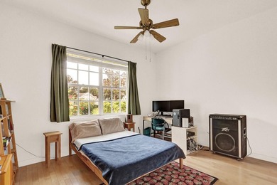 Charming 2BR/ 2 BA (NYC) style bungalow facing a large green - photo 20