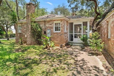1.1 acres in the heart of Gulf Breeze Proper! This fine estate - photo 31