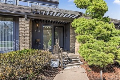 Welcome to this beautifully updated detached brick ranch condo - photo 3