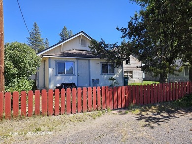 Spacious Chiloquin Home on a Corner Lot! This well-maintained - photo 1