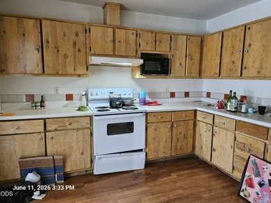 Spacious Chiloquin Home on a Corner Lot! This well-maintained - photo 6