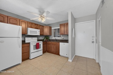 Move in ready! DIRECT RIVERFRONT! Bright & sunny 6th floor - photo 9