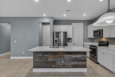 Beautiful, open, bright, immaculate move in ready 3/2 1/2 - photo 19