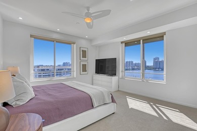 Beautifully refreshed, this spacious 2-bedroom residence (easily - photo 12
