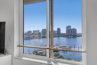 Beautifully refreshed, this spacious 2-bedroom residence (easily - photo 13