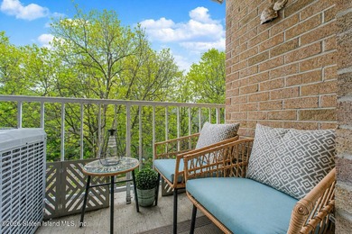 MOVE RIGHT INTO THIS BEAUTIFUL 2-3 BEDROOM SPACIOUS CONDO. OPEN - photo 22